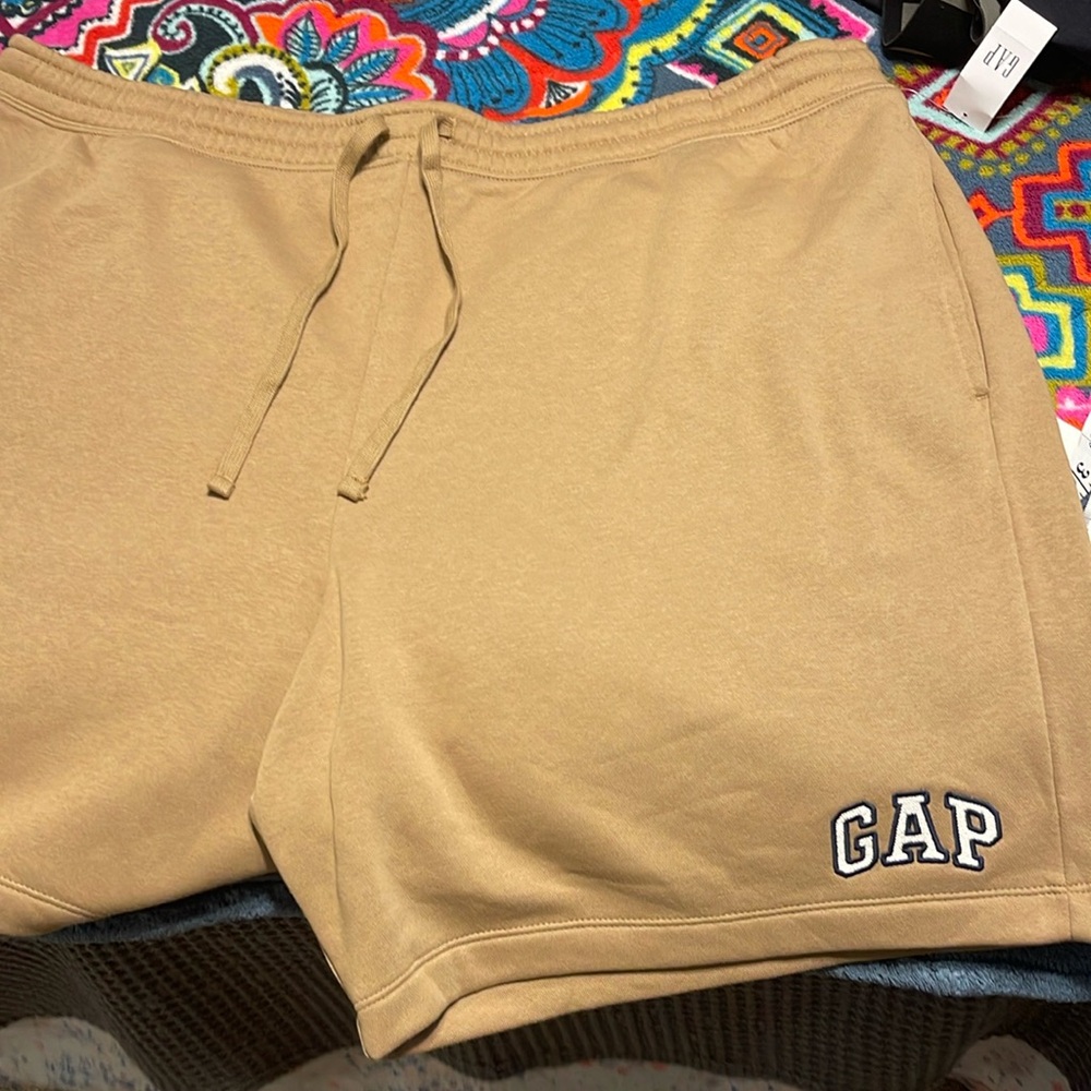 NWT-Gap logo fleece shorts- XXL- like new/never worn- Khaki